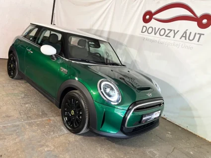 zelený Mini Cooper SE dovezený zo zahraničia cez dovozyaut.sk | dovozyaut.sk