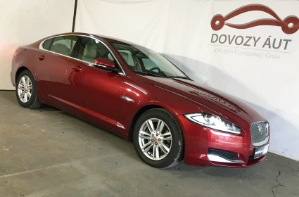 Nedávno dovezený červený Jaguar XF | dovozyaut.sk